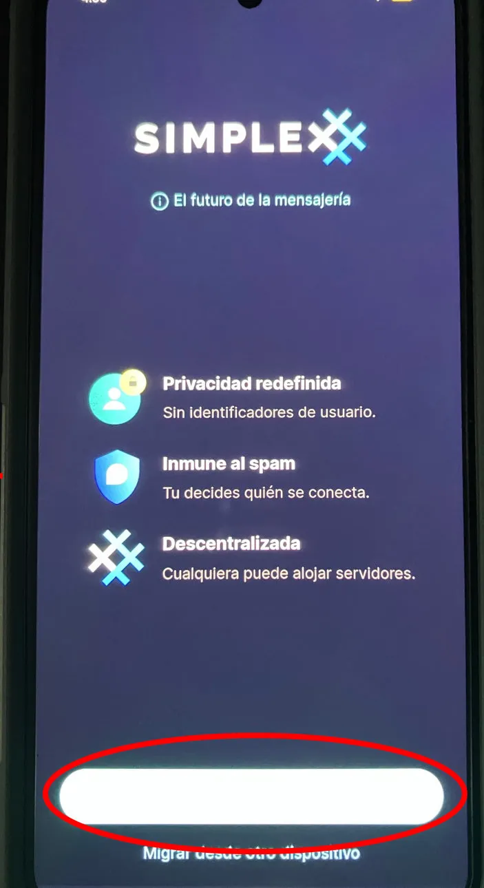 Dispositivo con la pantalla inicial de SimpleX Chat, remarcando con un círculo rojo el botón de "Crear perfil"