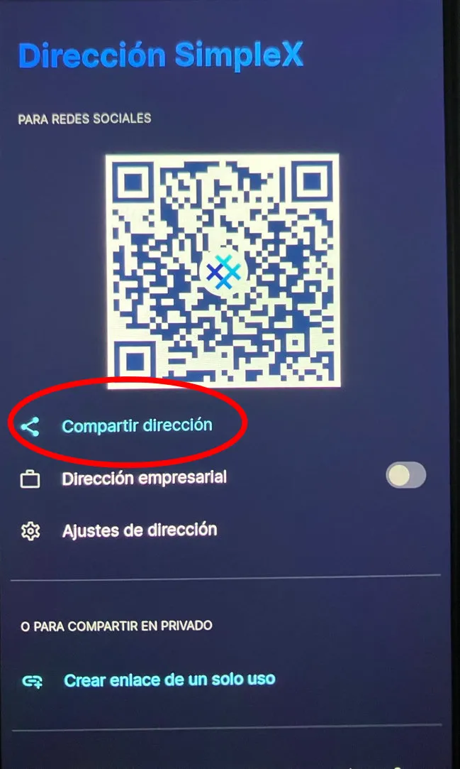 Dispositivo en la pantalla "Dirección SimpleX"