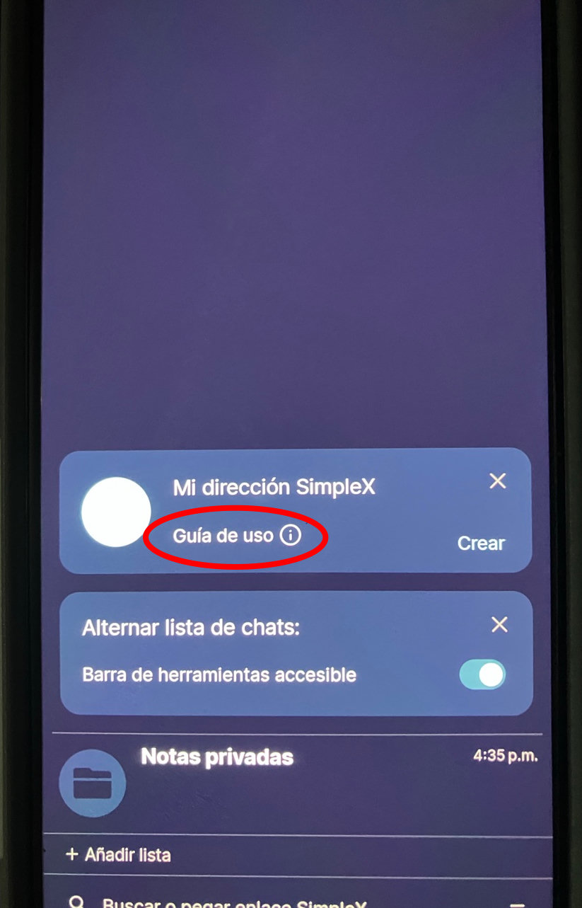 Dispositivo con la pantalla principal de SimpleX Chat